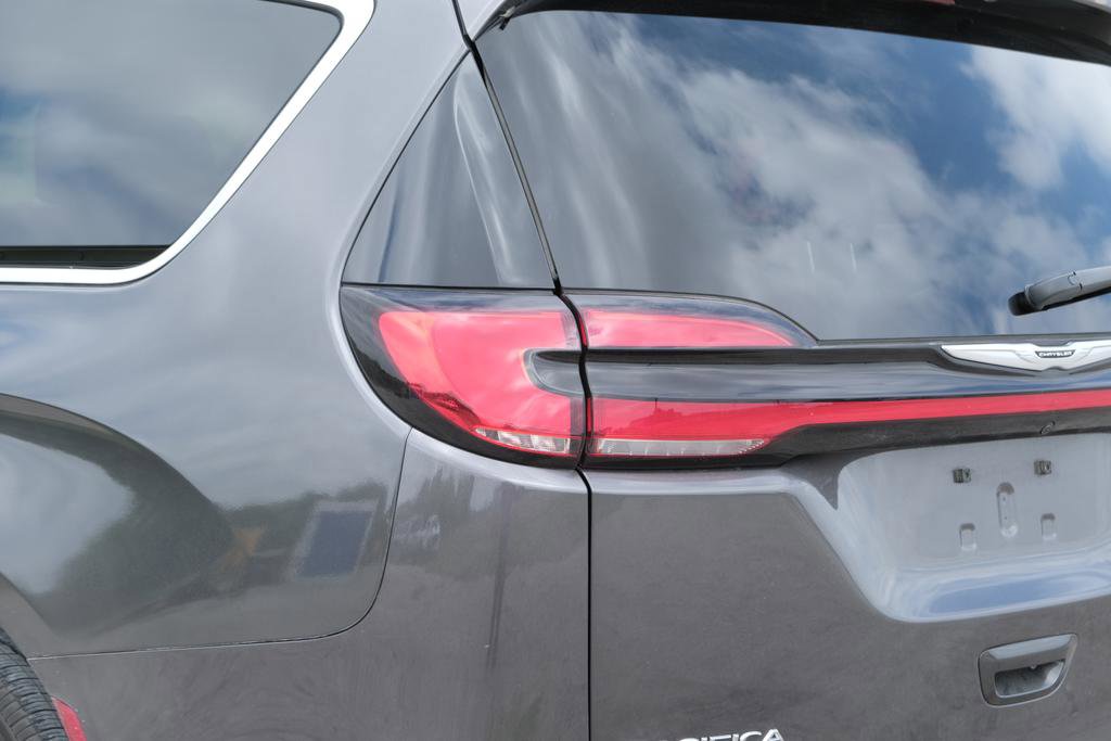 Used 2023 Chrysler Pacifica Touring-L FWD image 8