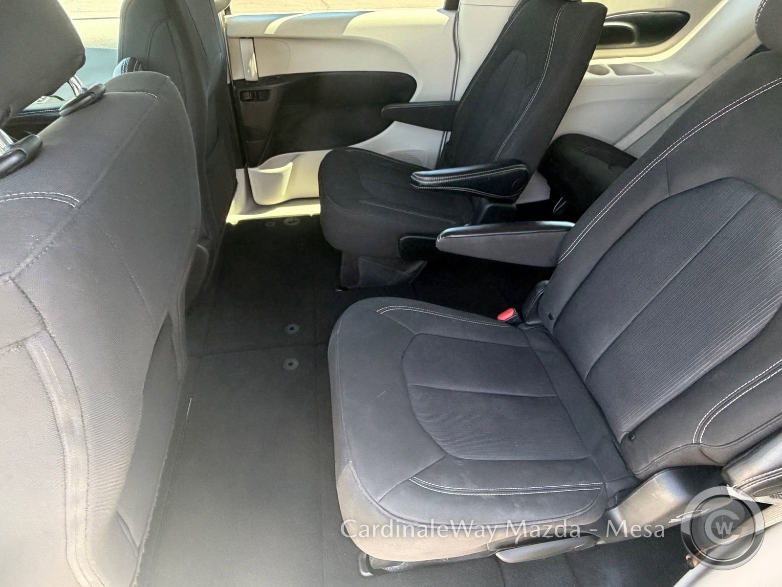 Used 2022 Chrysler Voyager LX image 14