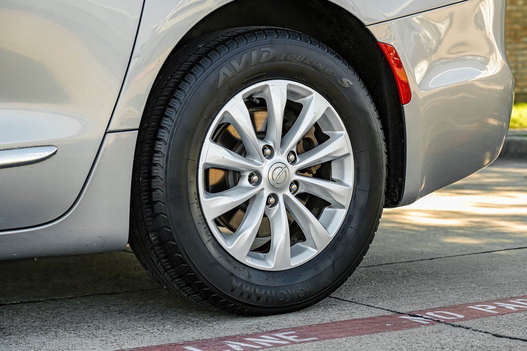 Used 2019 Chrysler Pacifica Touring-L image 66