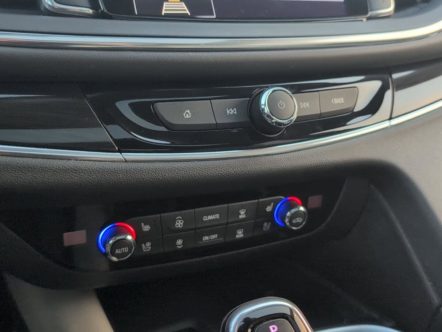 Used 2020 Buick Enclave Premium w/ Sun and Sites Package FWD image 33