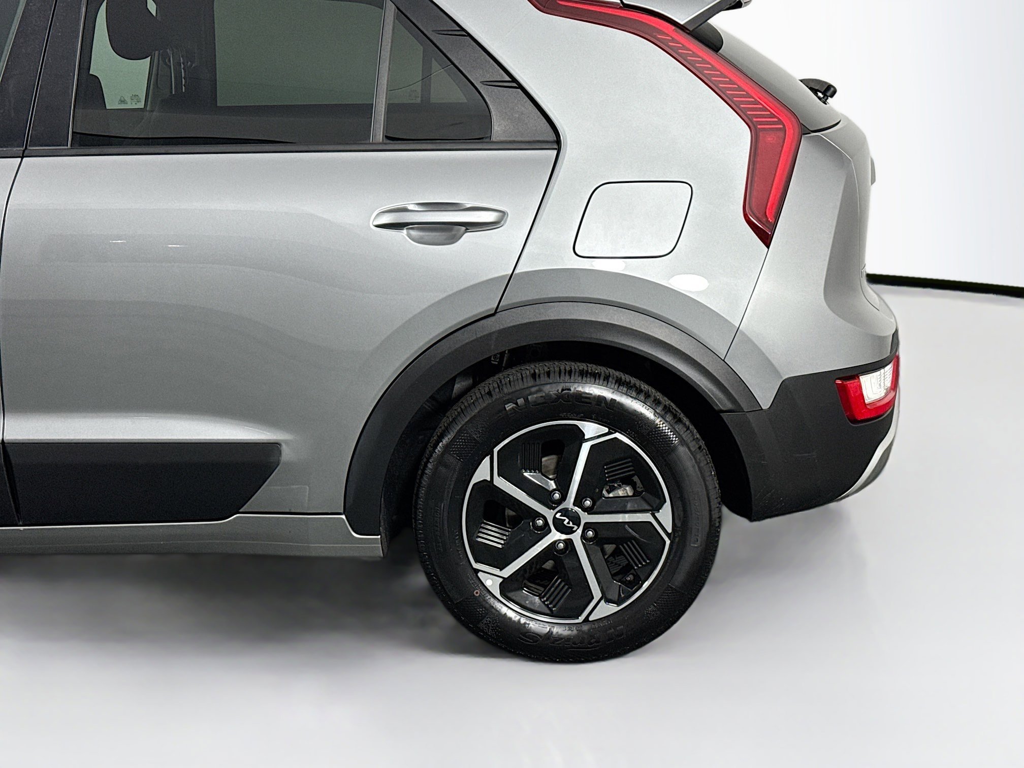 Used 2023 Kia Niro LX image 39