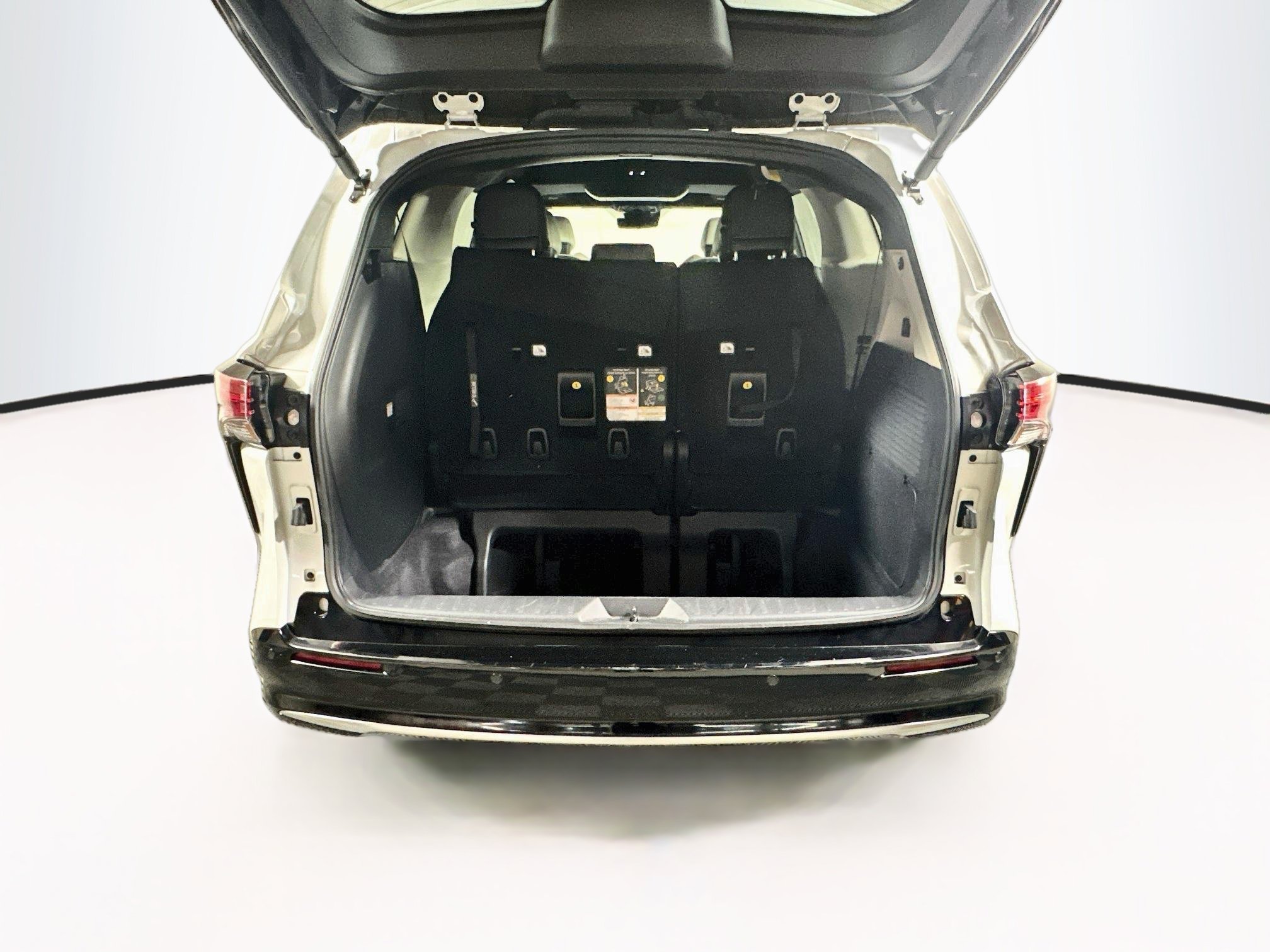 Used 2025 Toyota Sienna Platinum AWD/4WD image 31