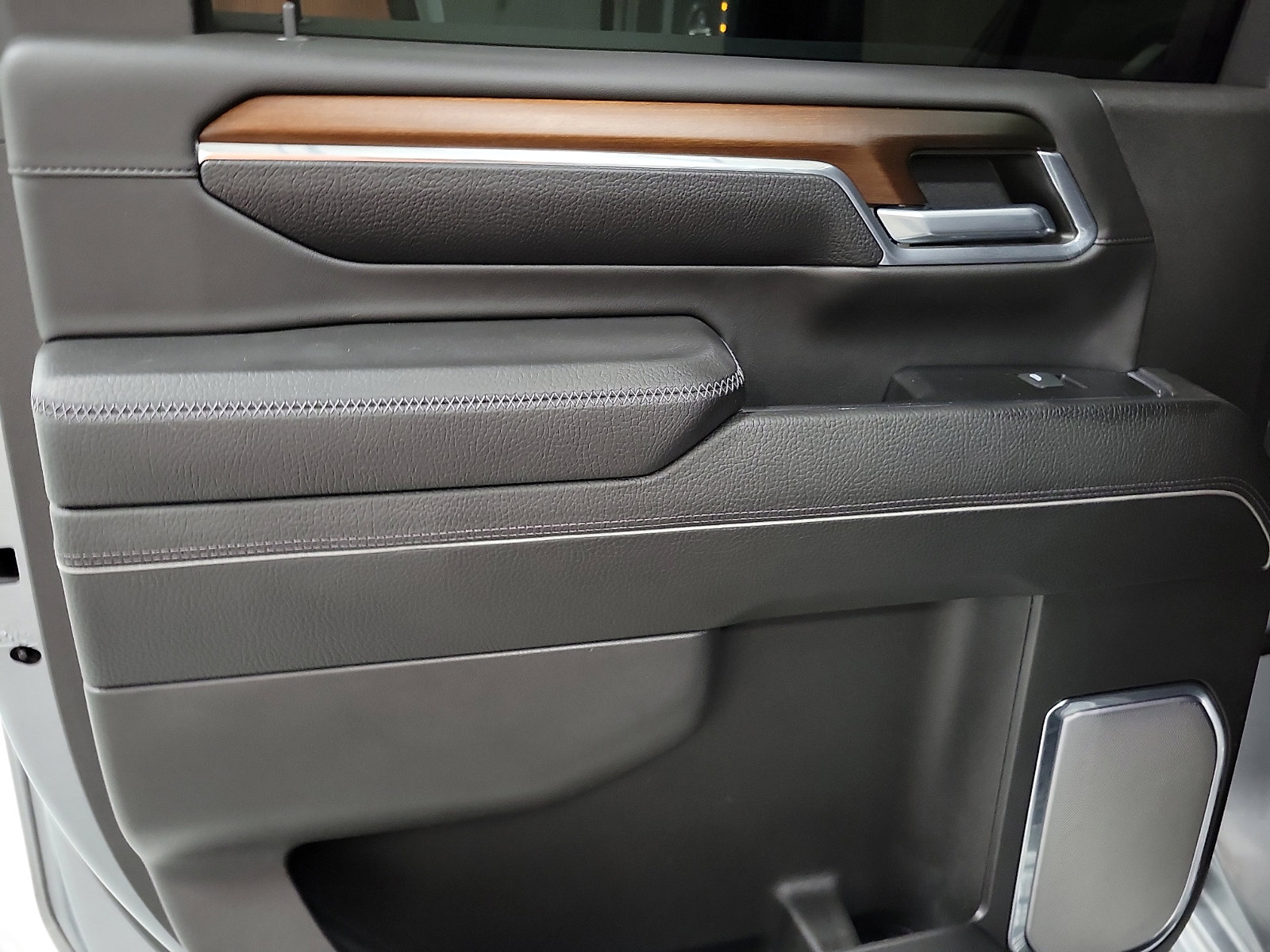 Used 2024 GMC Sierra 2500 Denali w/ Denali Reserve Package image 10