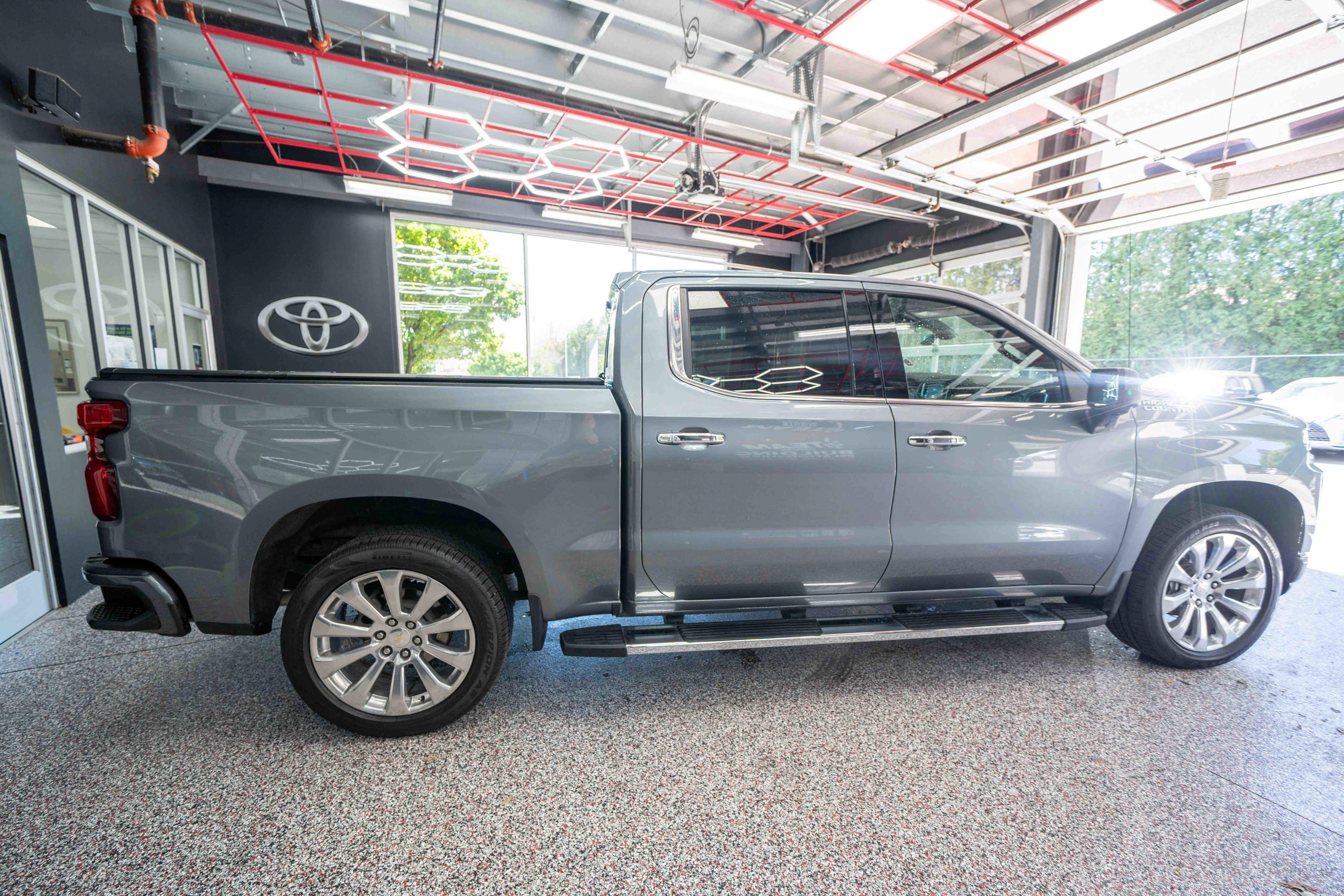 Used 2021 Chevrolet Silverado 1500 High Country w/ Technology Package AWD/4WD image 4
