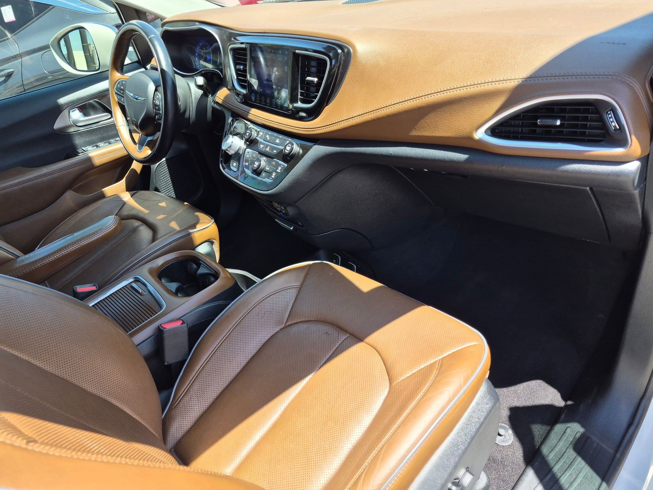 Used 2017 Chrysler Pacifica Limited w/ UConnect Theater Package FWD image 33