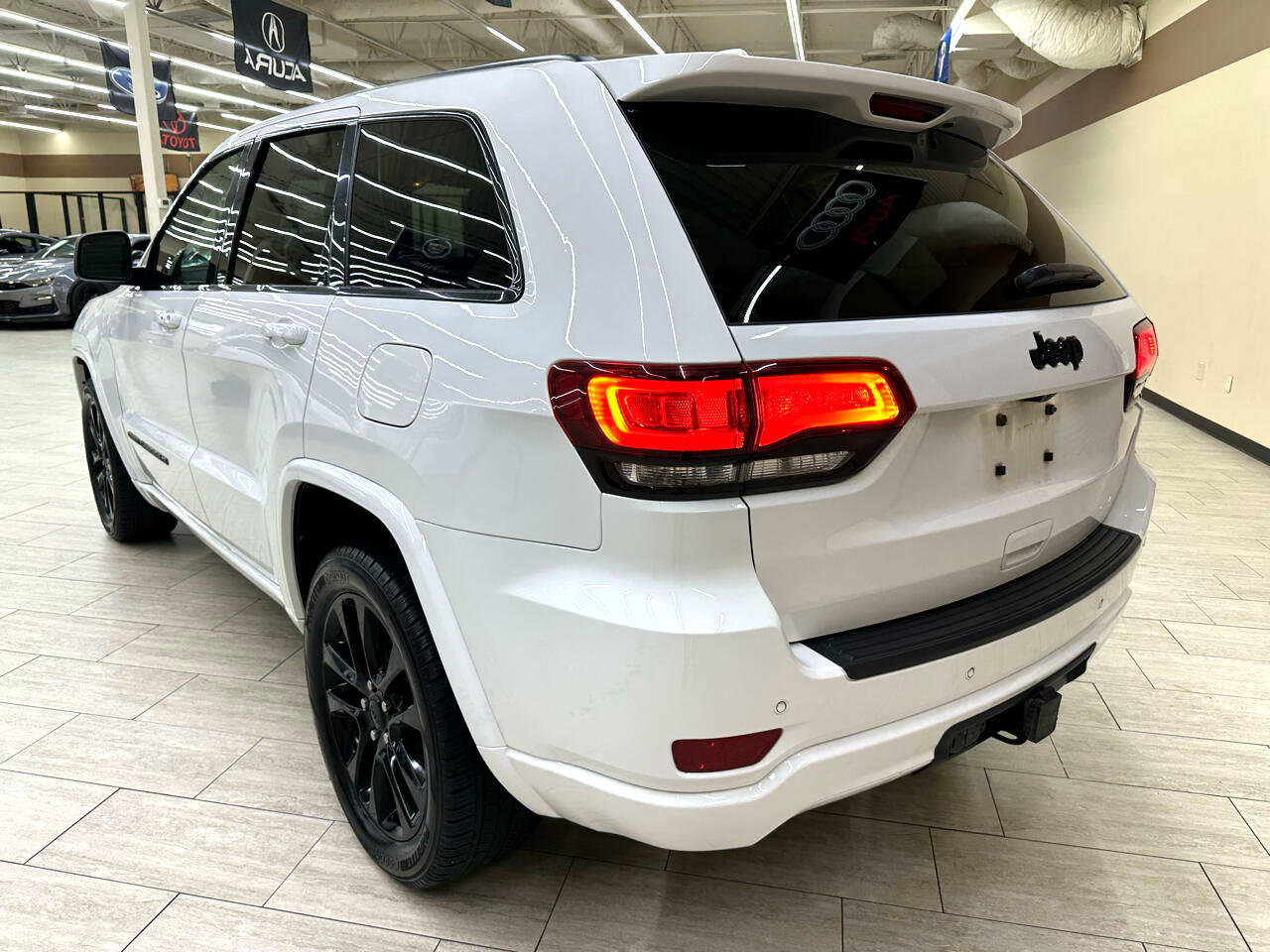 Used 2022 Jeep Grand Cherokee Laredo X image 9