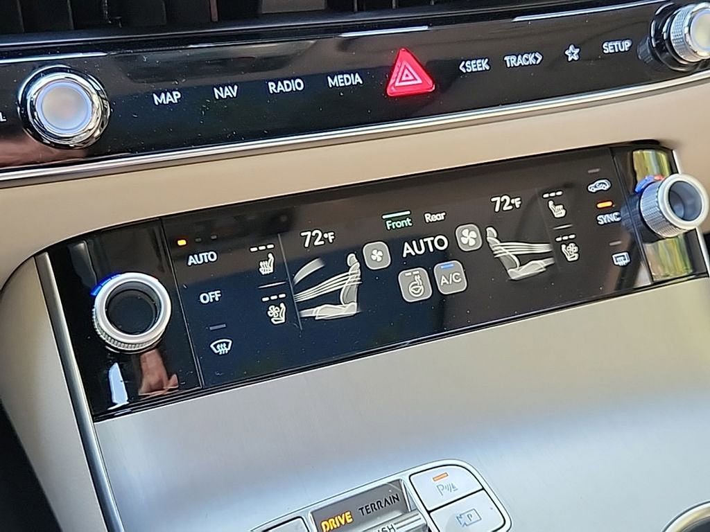 Certified 2026 Genesis GV70 2.5T Advanced AWD/4WD image 18