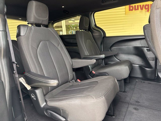 Used 2023 Chrysler Pacifica Touring FWD image 5