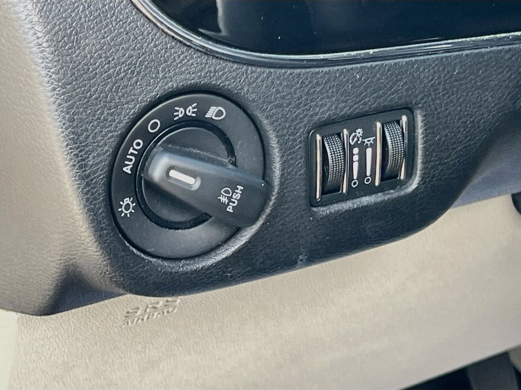 Used 2014 Chrysler Town & Country Touring-L FWD image 10