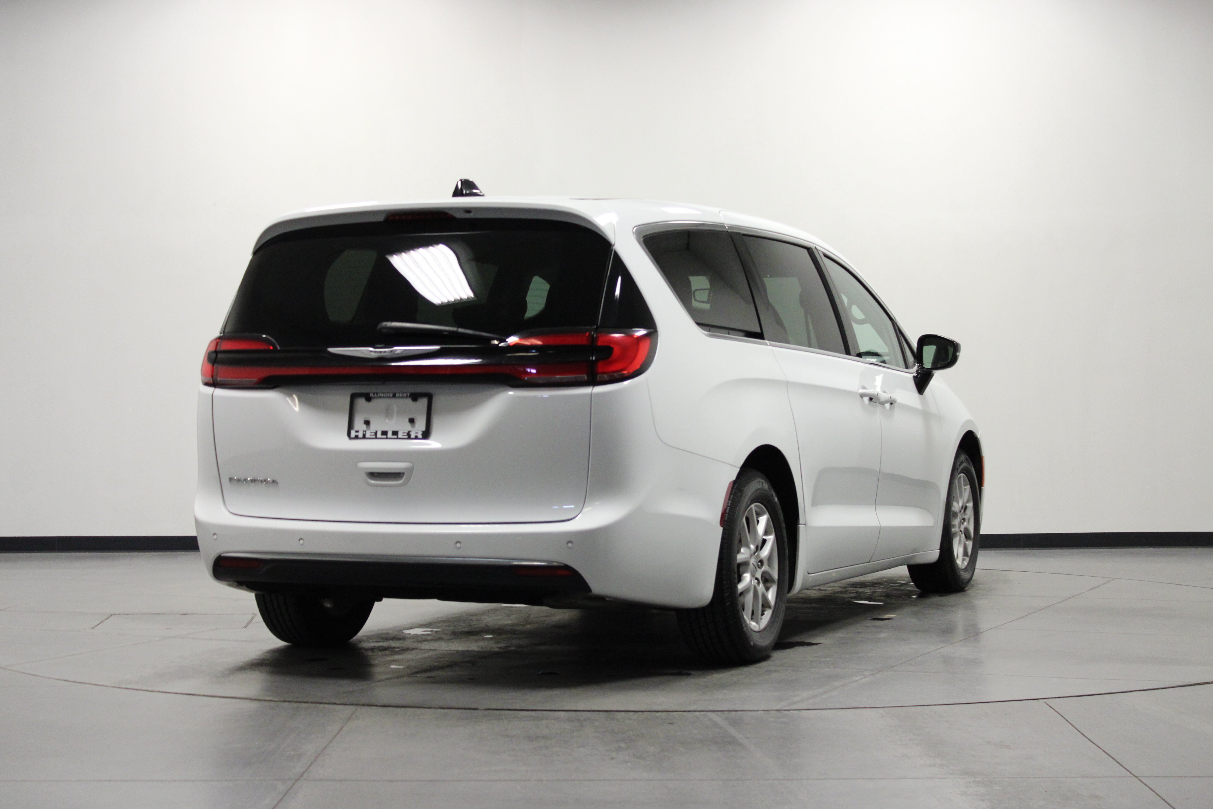 Used 2024 Chrysler Pacifica Touring-L FWD image 4
