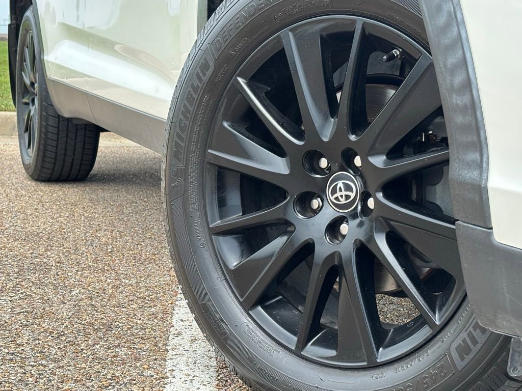 Used 2019 Toyota Highlander SE FWD image 2