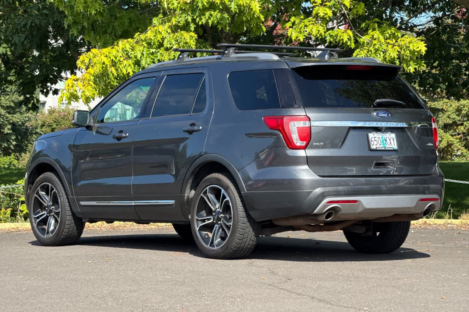 Used 2017 Ford Explorer XLT w/ Equipment Group 202A AWD/4WD image 6