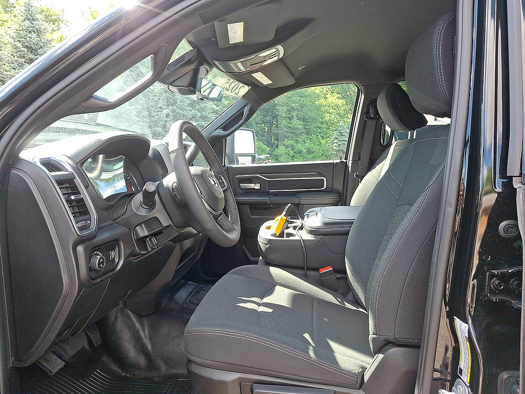 Used 2025 RAM 5500 4x4 Crew Cab image 3