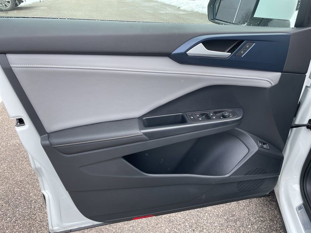 Used 2024 Volkswagen Taos SE image 5