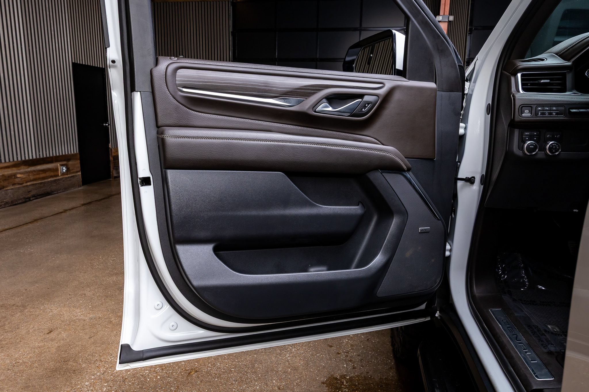 Used 2024 GMC Yukon Denali AWD/4WD image 38