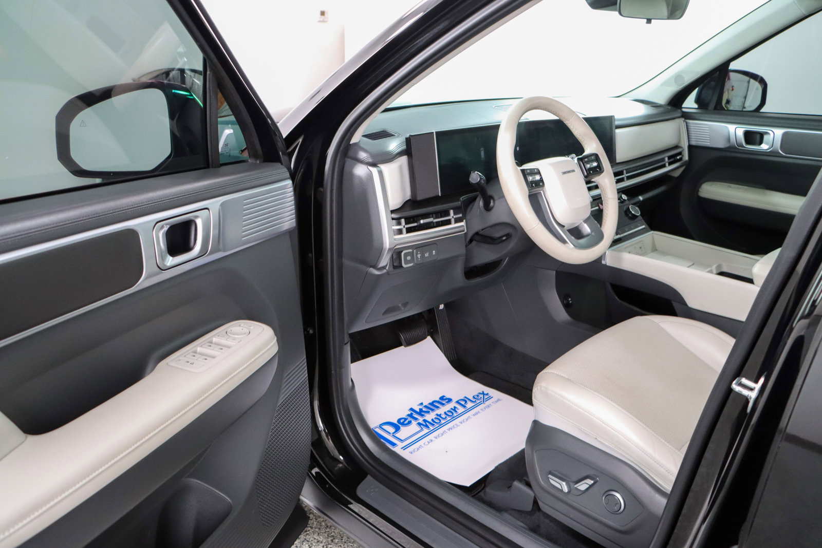 Used 2024 Hyundai Santa Fe SEL FWD image 3