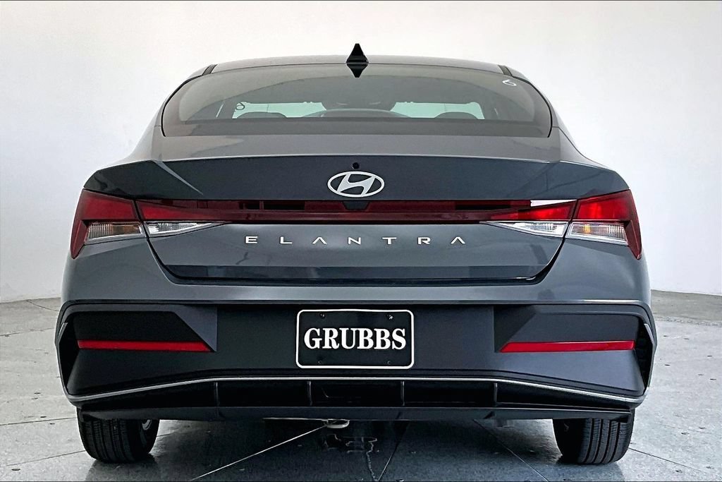 Used 2026 Hyundai Elantra SE FWD image 5