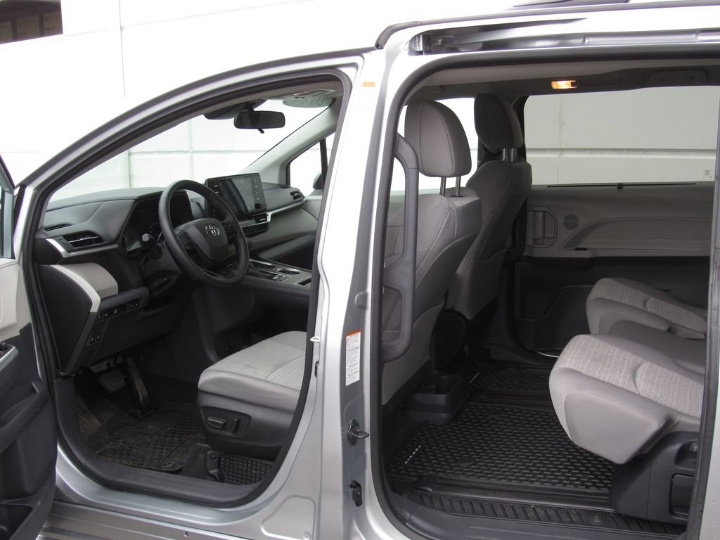 Used 2024 Toyota Sienna LE AWD/4WD image 14