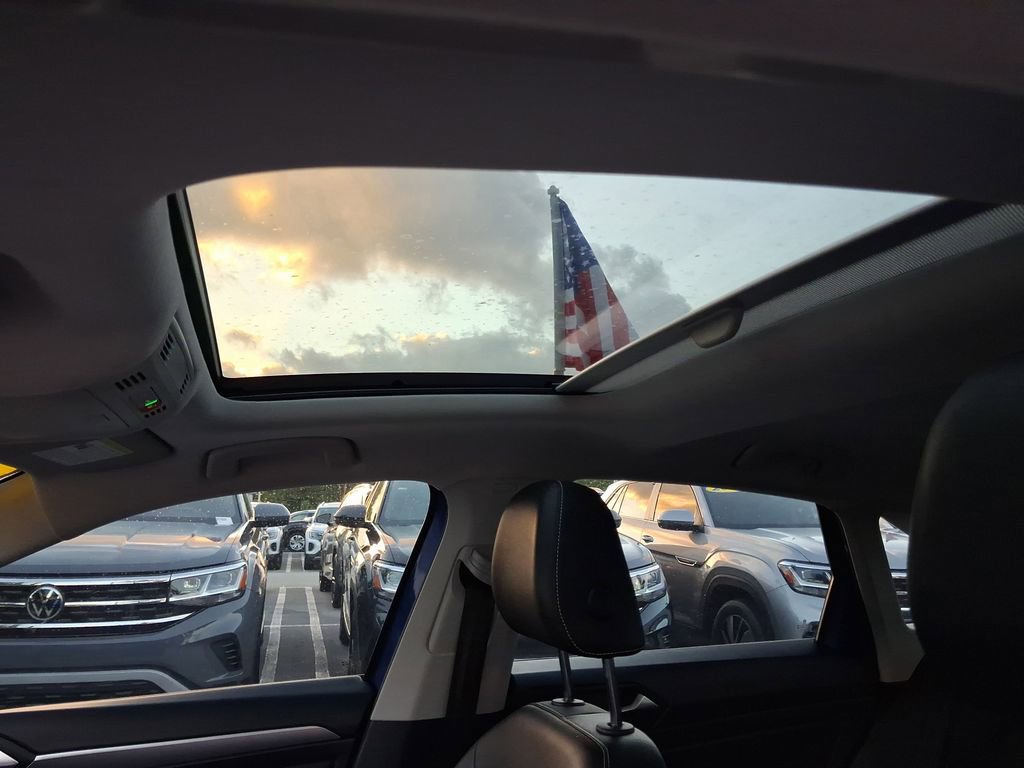 Used 2023 Volkswagen Jetta SE w/ Panoramic Sunroof Package image 15