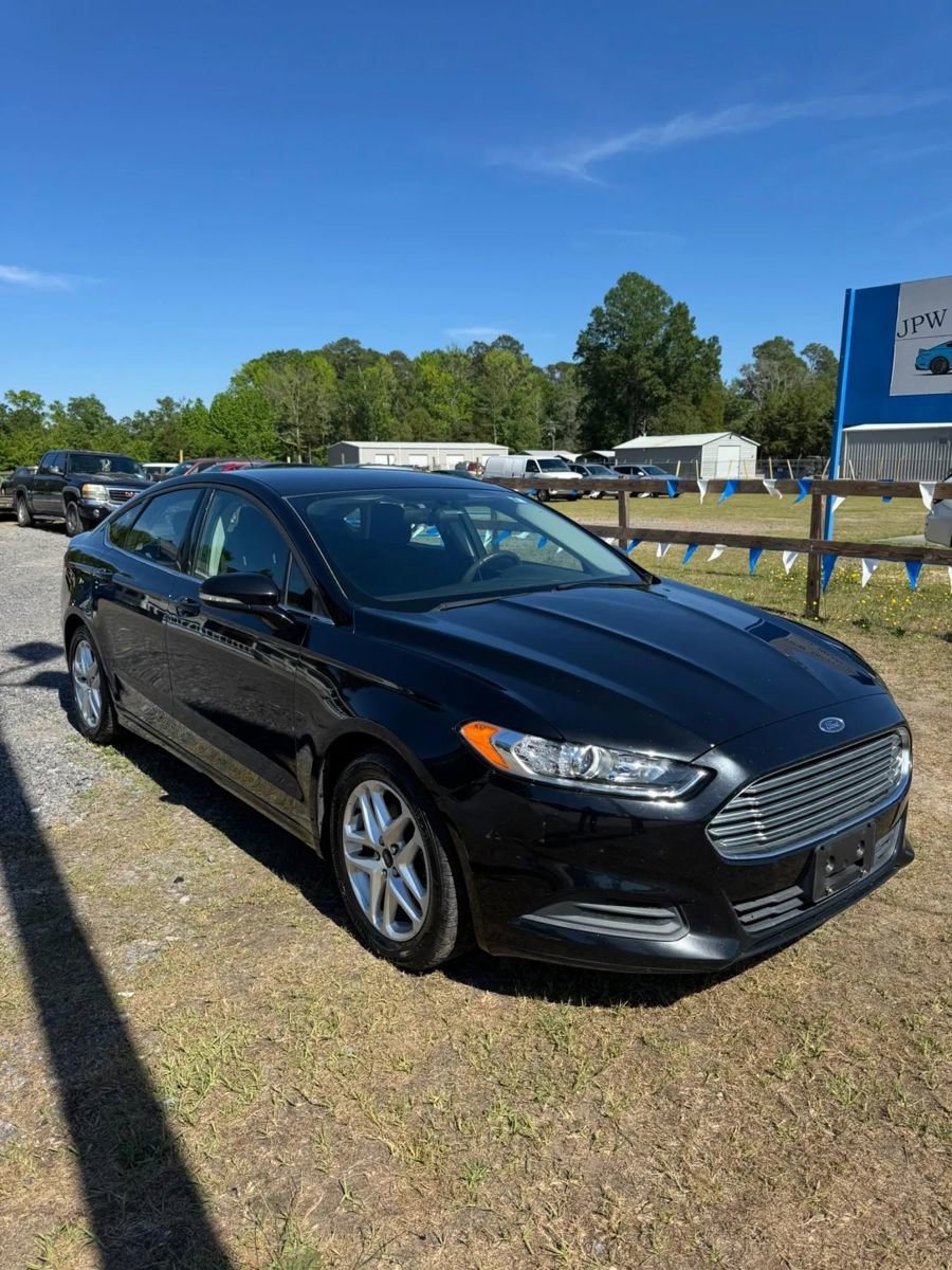 Used 2016 Ford Fusion SE FWD image 2
