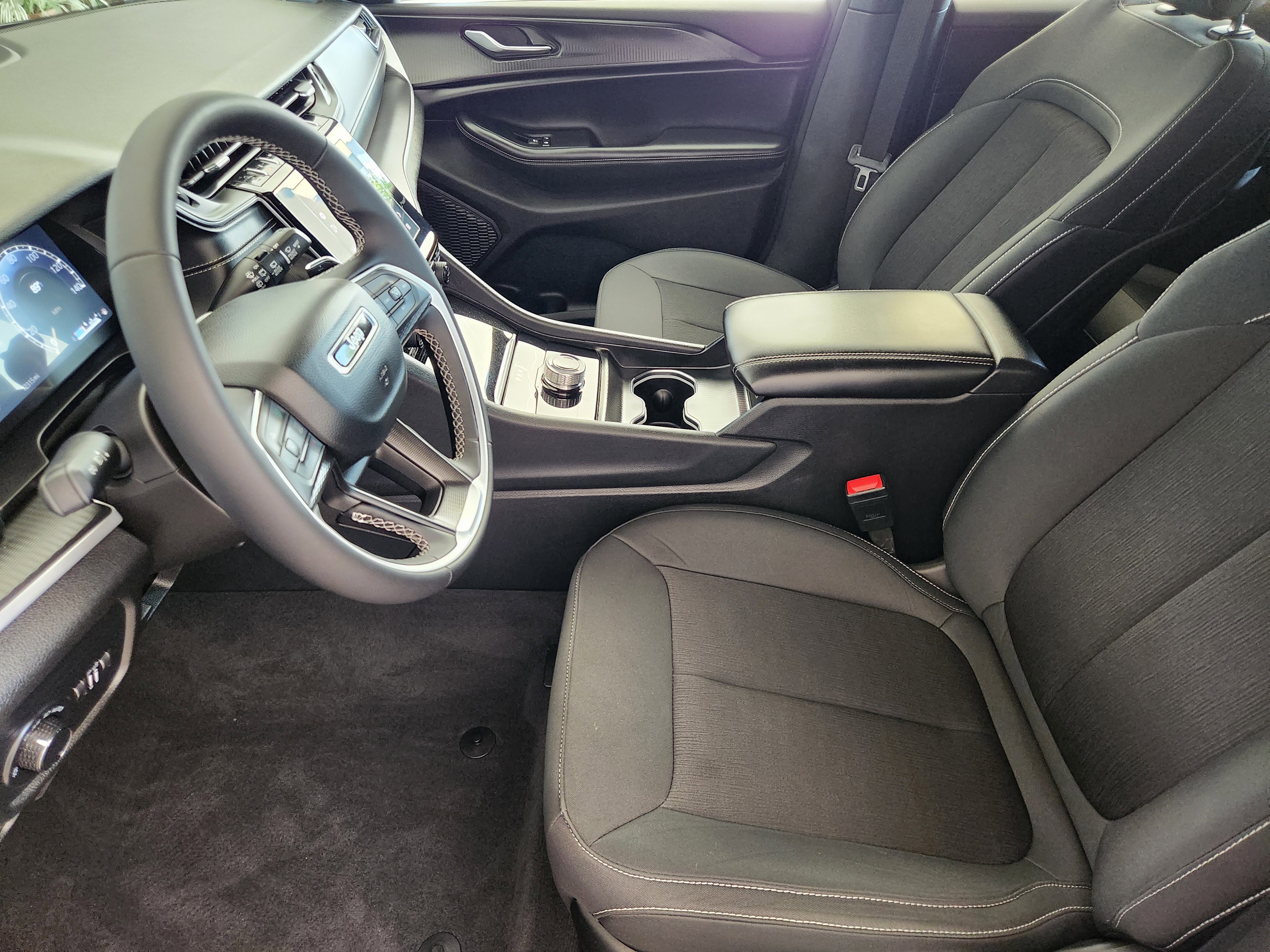 Used 2025 Jeep Grand Cherokee Laredo X image 13