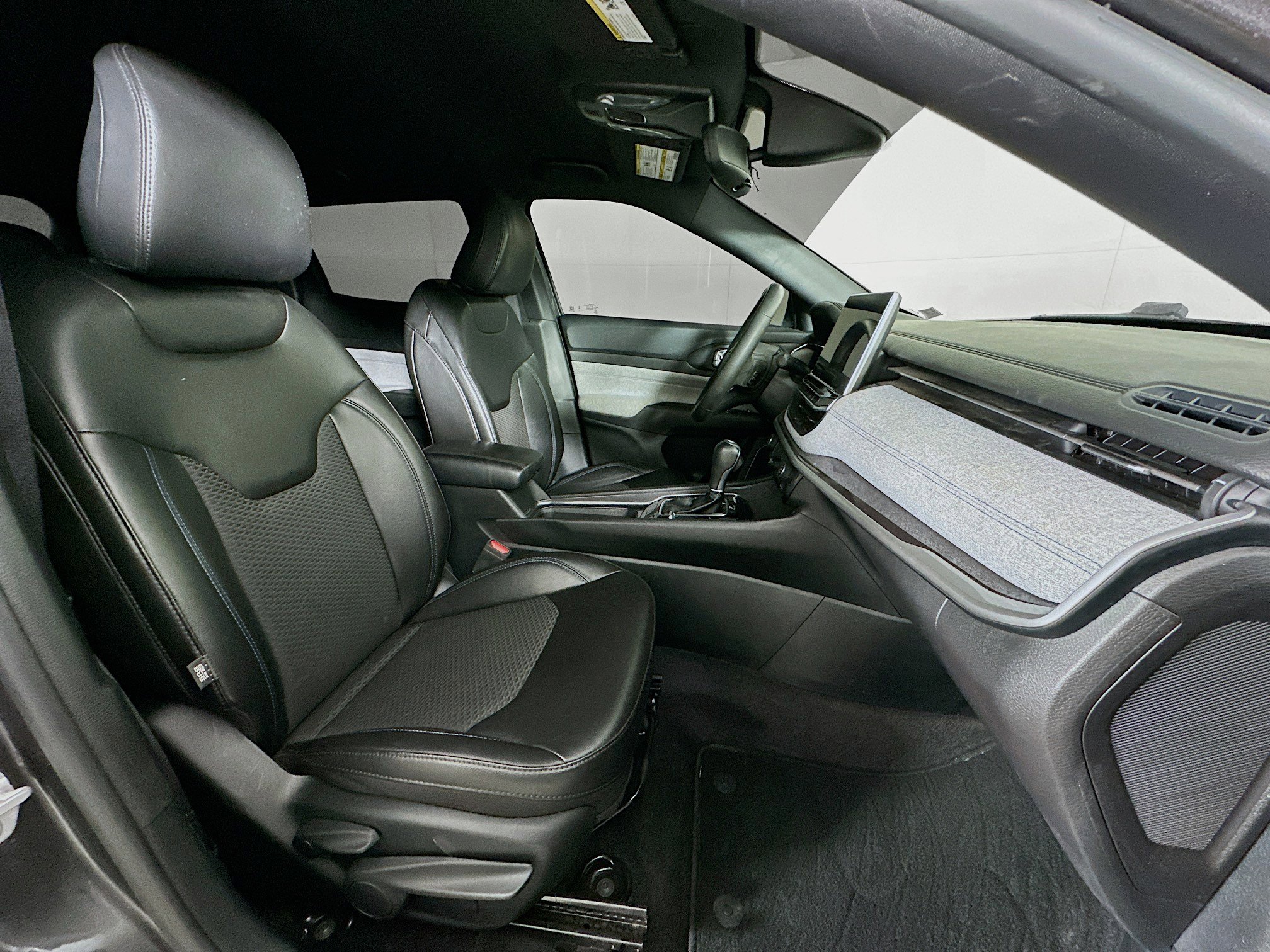 Used 2023 Jeep Compass Latitude image 29