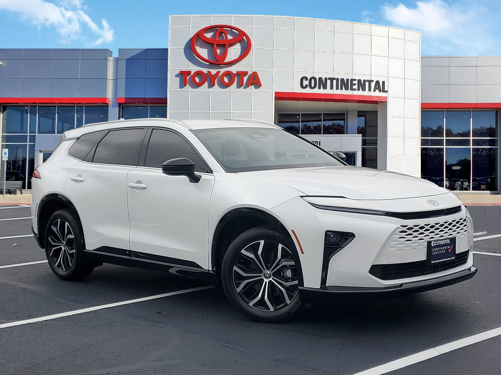 Used 2025 Toyota Crown Signia XLE image 2