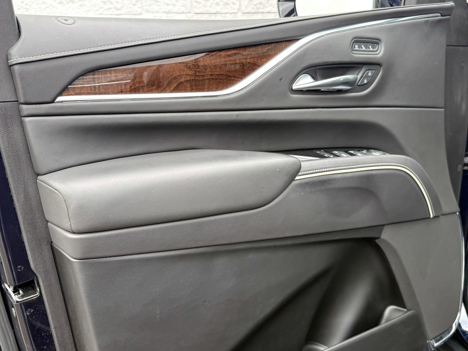 Certified 2022 Cadillac Escalade Premium Luxury Platinum w/ Heavy-Duty Trailer Package image 17