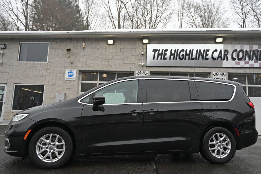 Used 2023 Chrysler Pacifica Touring-L FWD image 2