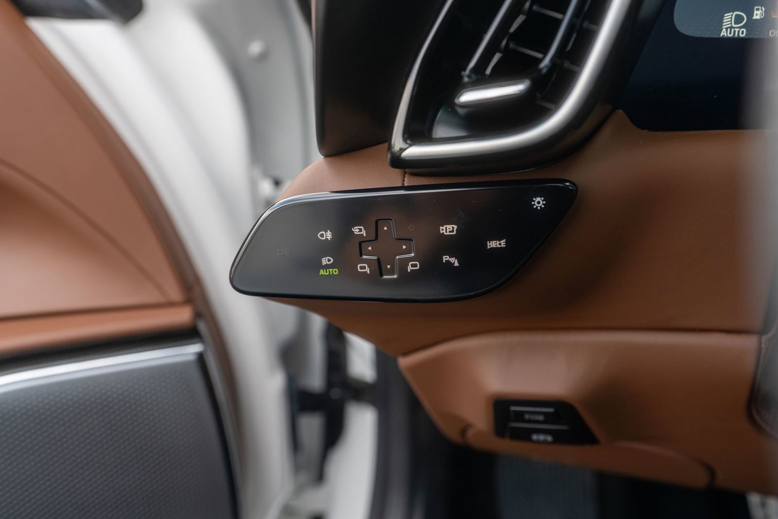 Used 2024 Ferrari Roma Spider image 31