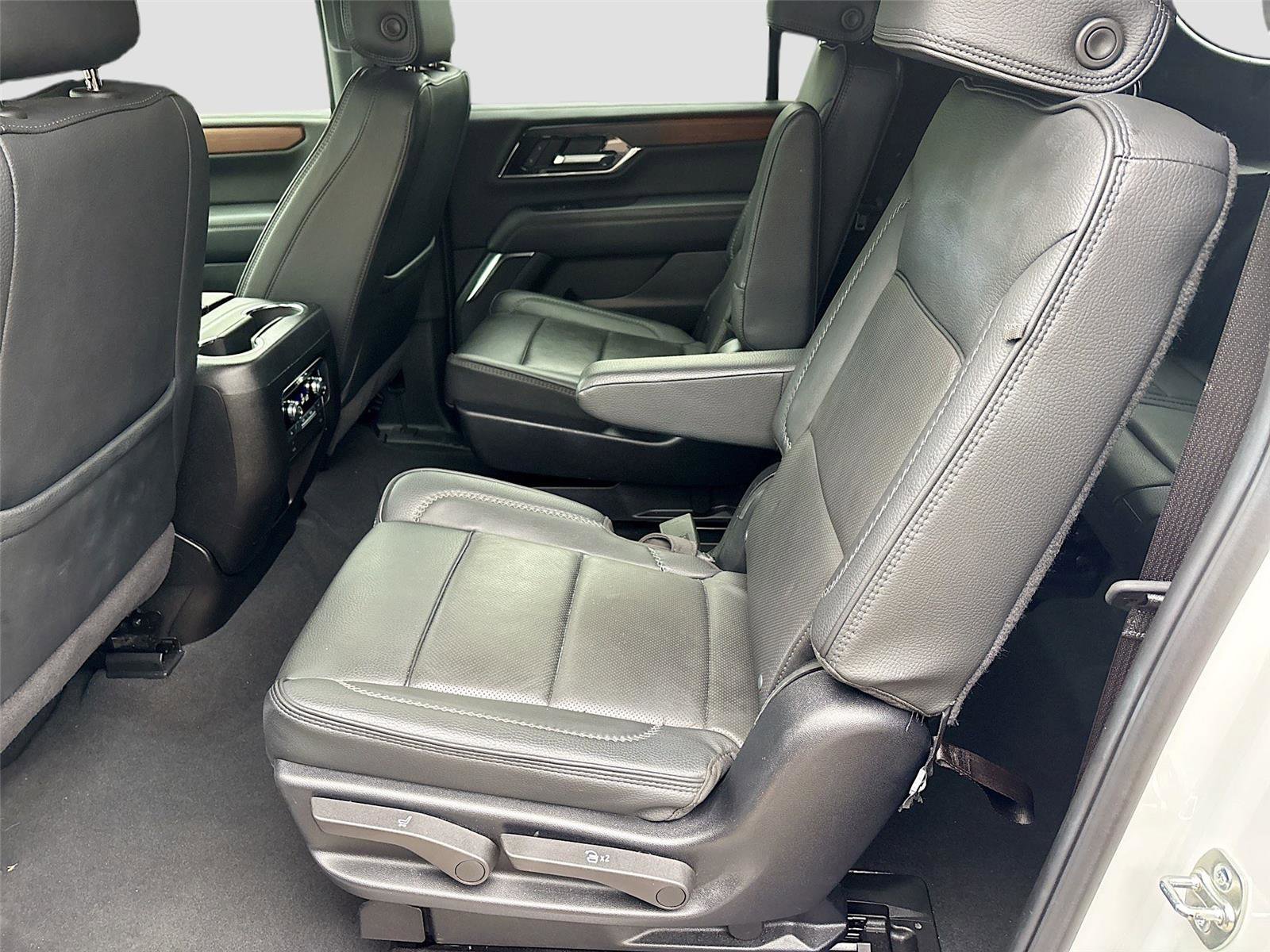 Used 2025 GMC Yukon XL Denali RWD image 23
