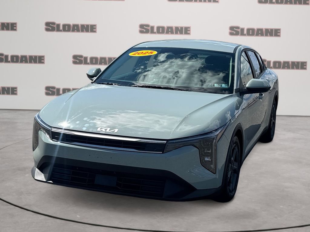 Used 2025 Kia K4 LXS image 1