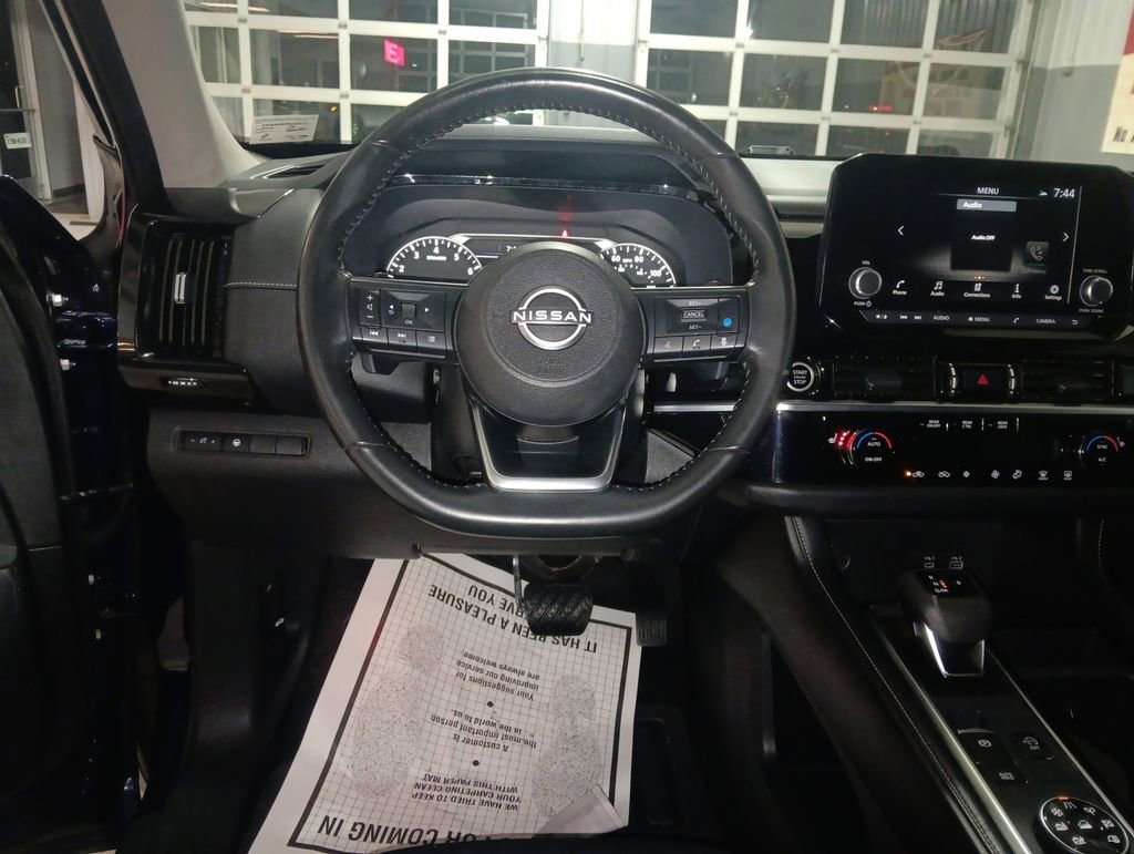 Used 2024 Nissan Pathfinder SV image 14