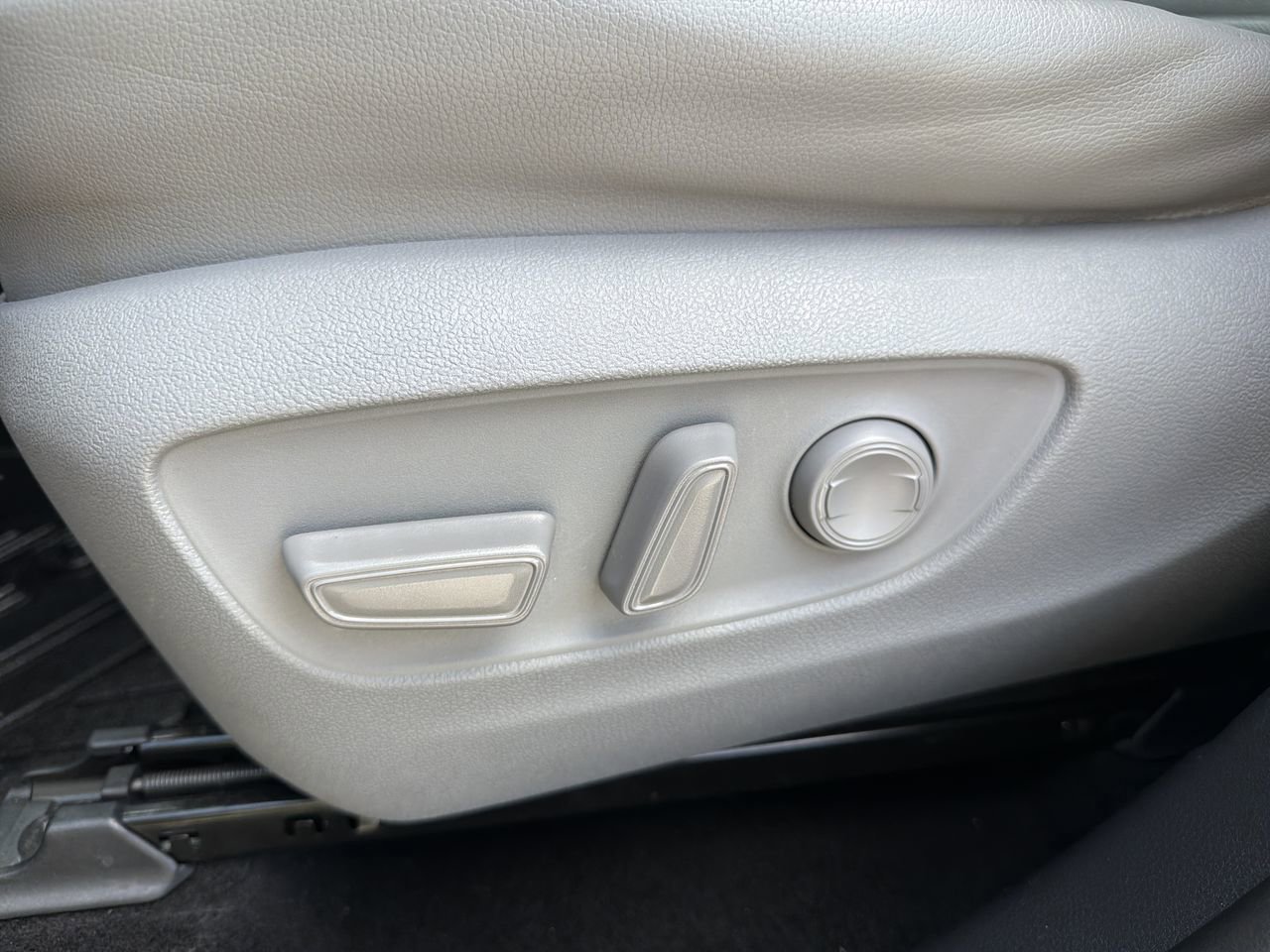 Used 2020 Toyota Highlander XLE FWD image 21