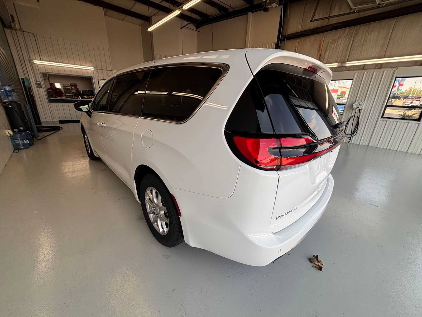 New 2027 Chrysler Pacifica Select FWD image 4