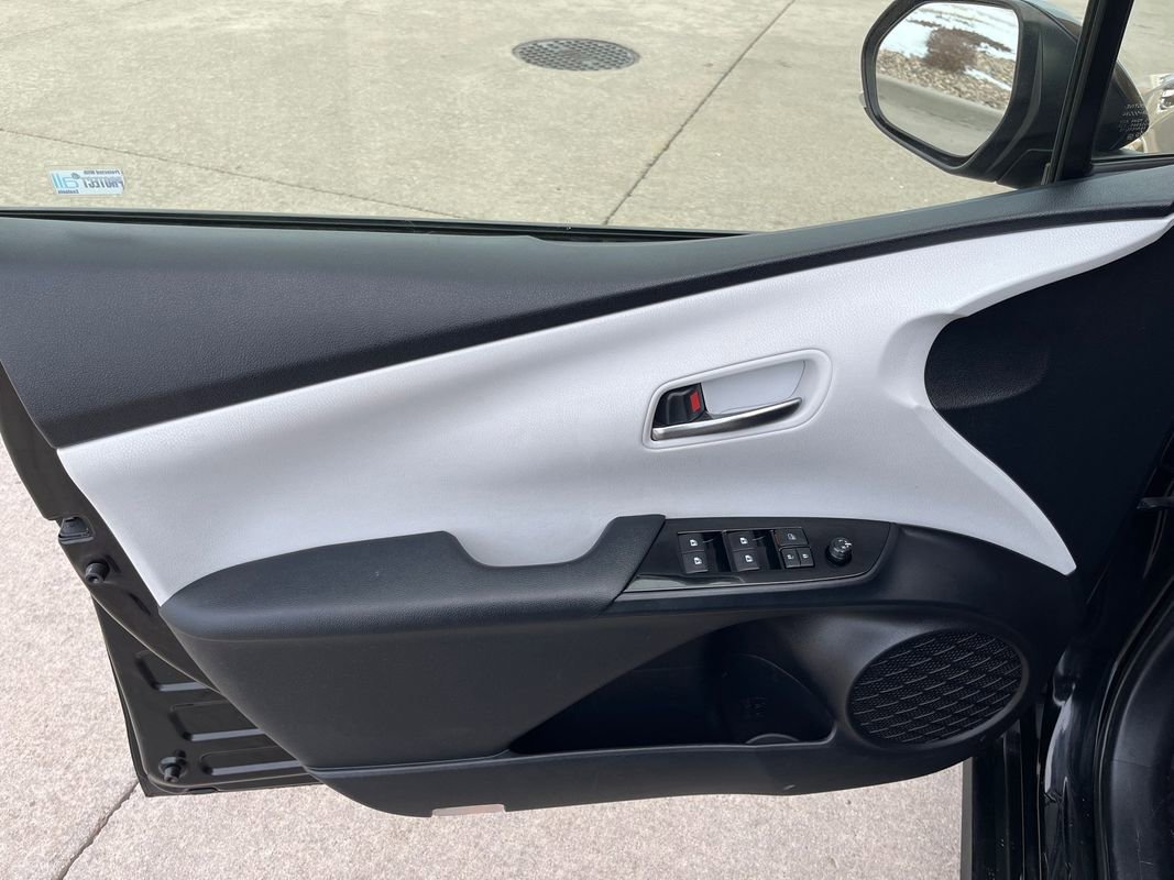 Used 2022 Toyota Prius LE image 9