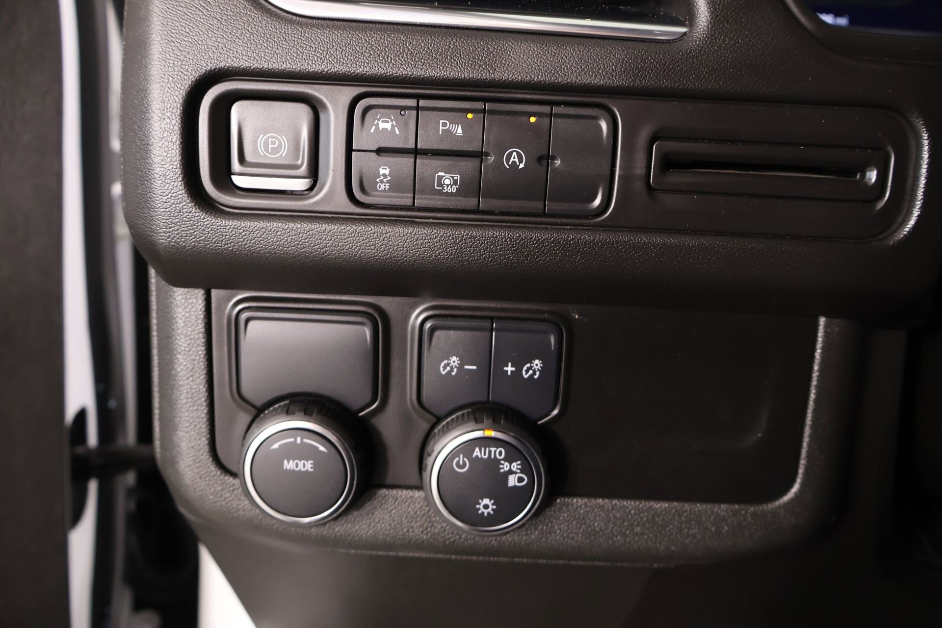 Used 2024 Chevrolet Suburban RST w/ Luxury Package RWD image 8