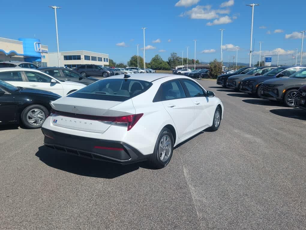 New 2026 Hyundai Elantra SE FWD image 17