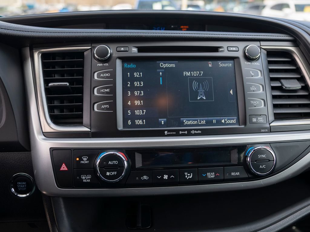 Used 2017 Toyota Highlander SE image 32