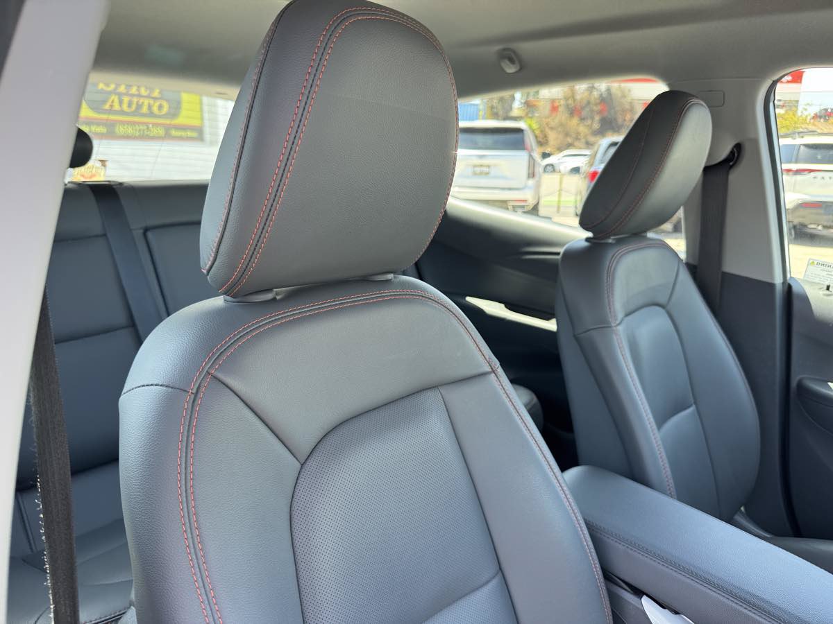 Used 2019 Chevrolet Bolt Premier w/ Infotainment Package FWD image 14