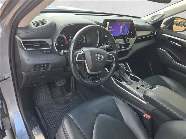 Used 2024 Toyota Highlander Limited FWD image 10