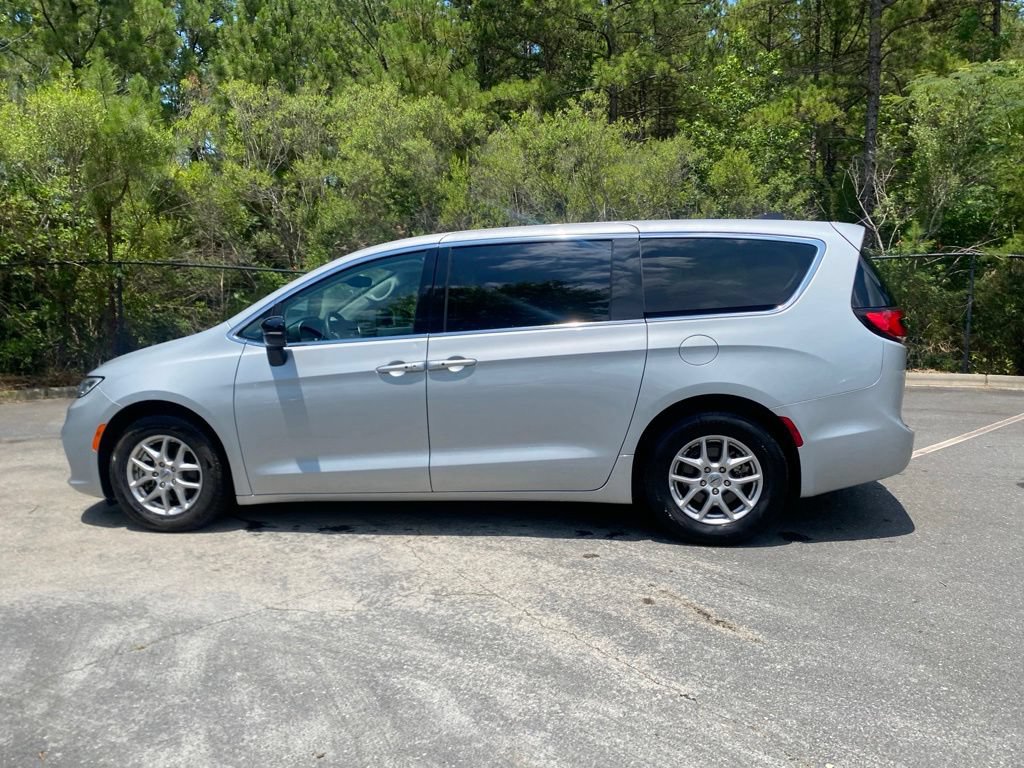 Used 2024 Chrysler Pacifica Touring-L FWD image 7
