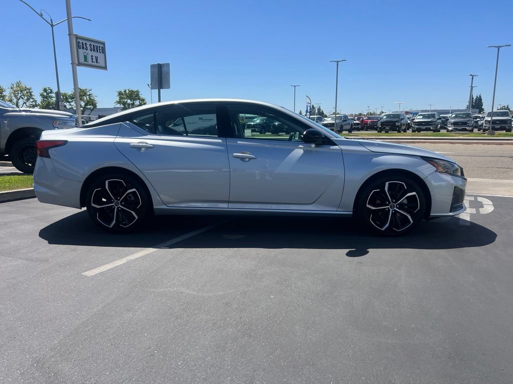 Used 2025 Nissan Altima 2.5 SR FWD image 12