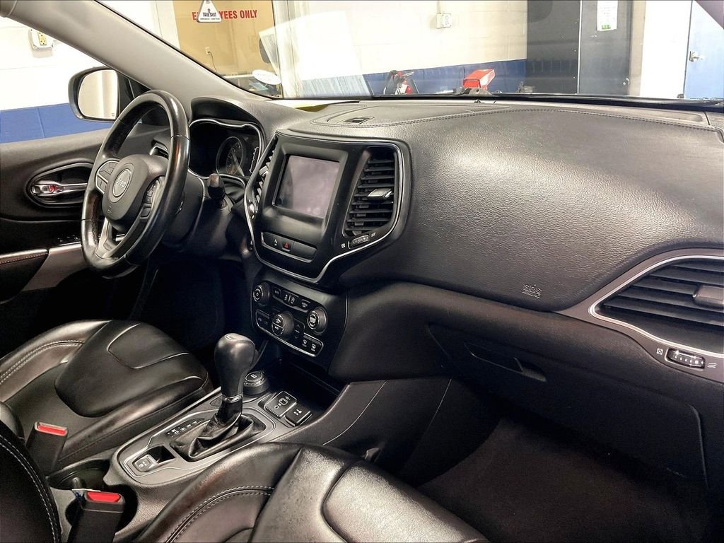 Used 2019 Jeep Cherokee Latitude Plus w/ Comfort/Convenience Group AWD/4WD image 14