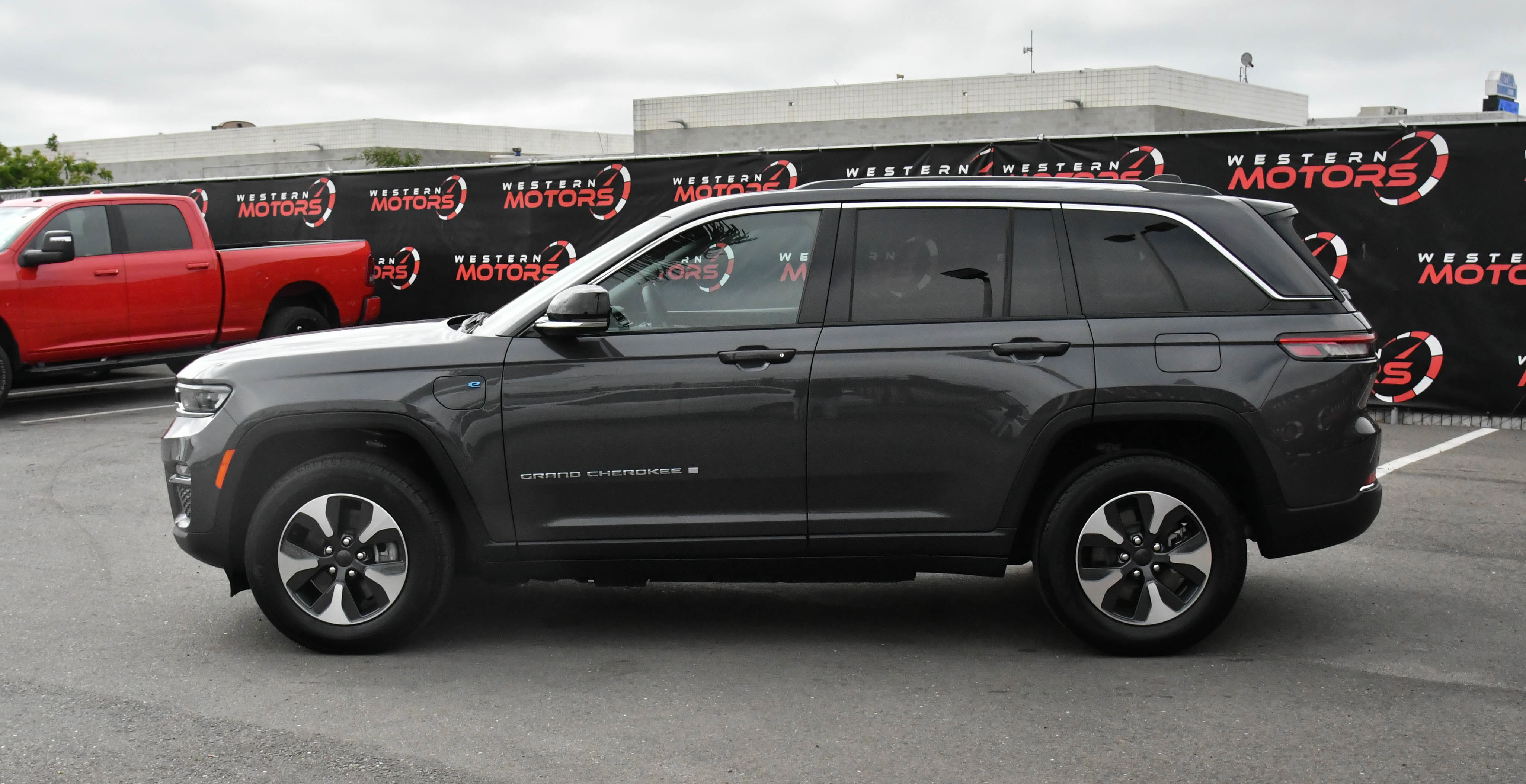 Used 2023 Jeep Grand Cherokee 4WD 4xe image 4