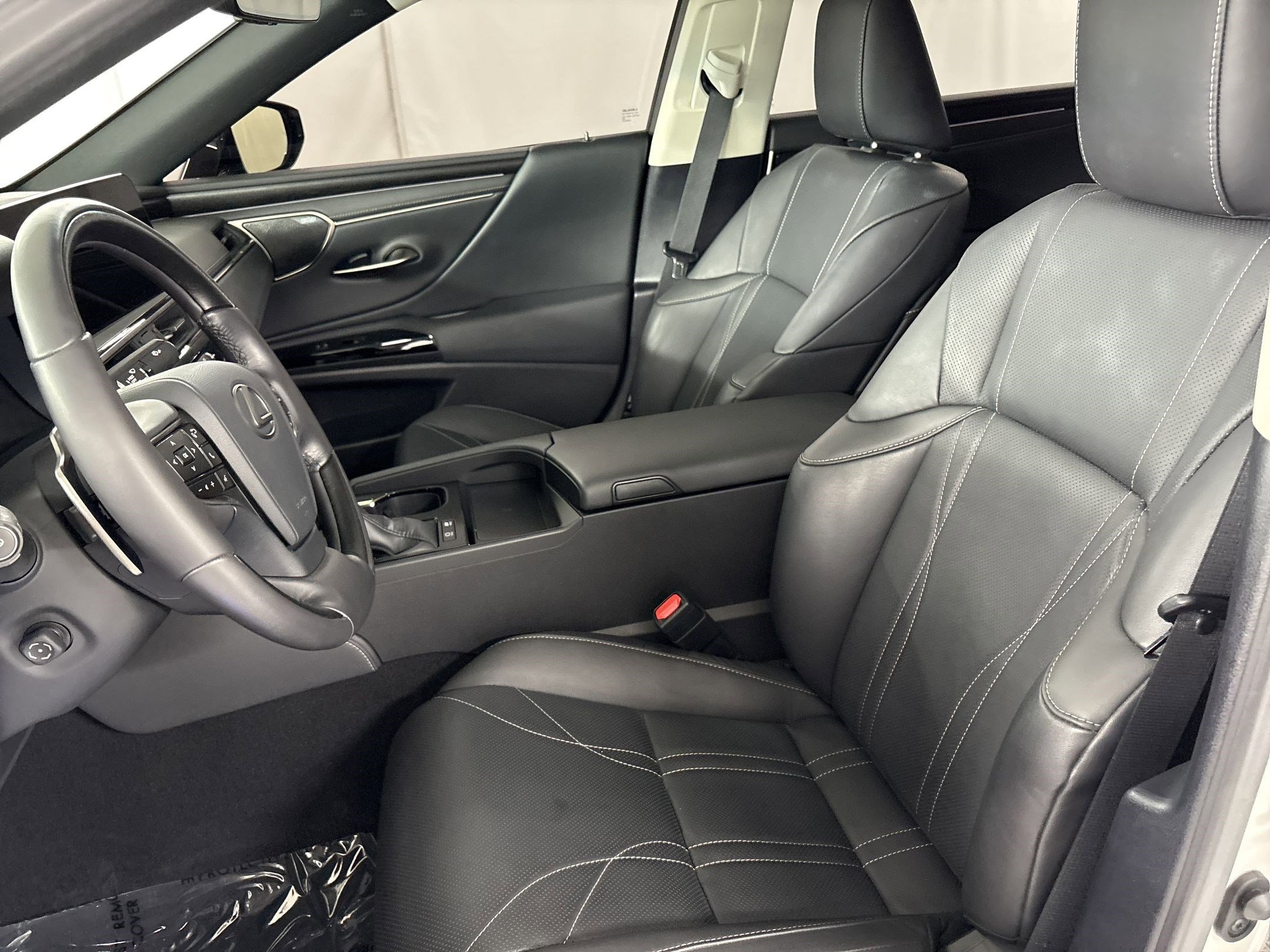 Used 2025 Lexus ES 300h w/ Luxury Package FWD image 5