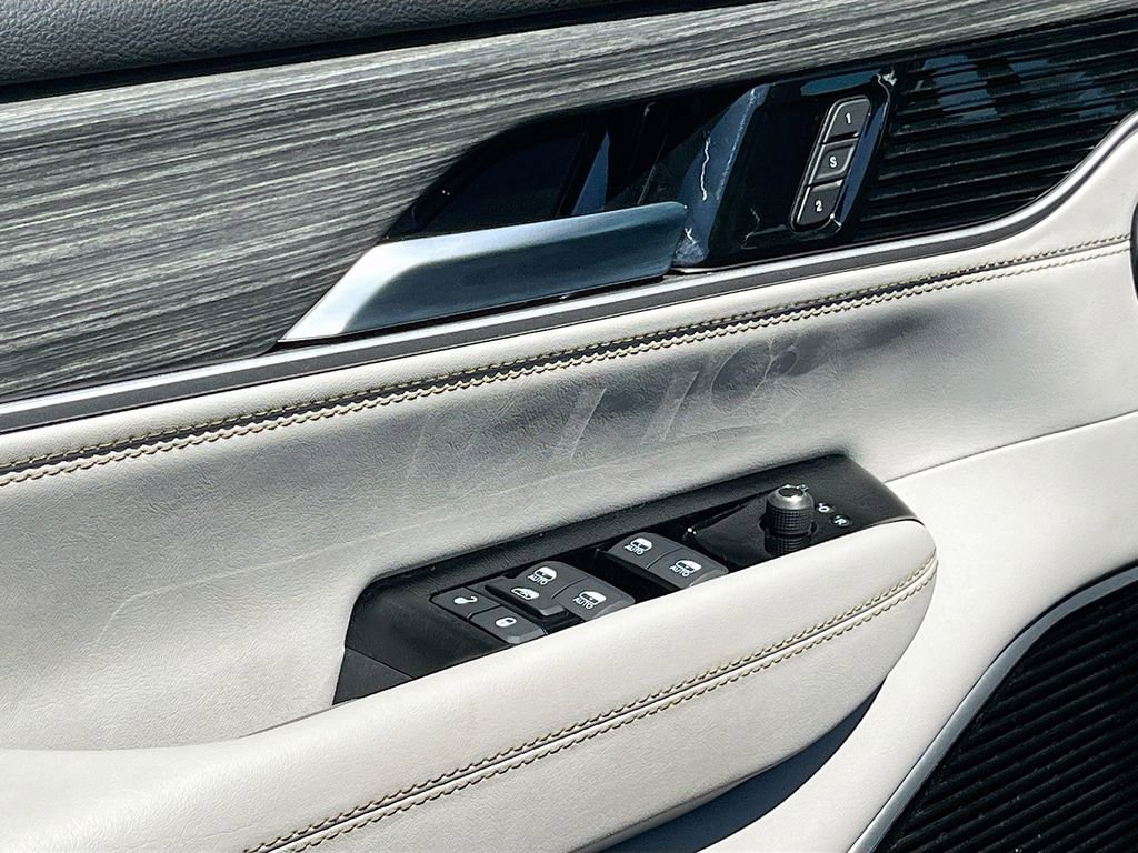 Certified 2024 Jeep Wagoneer L Series III w/ Premium Group I image 18