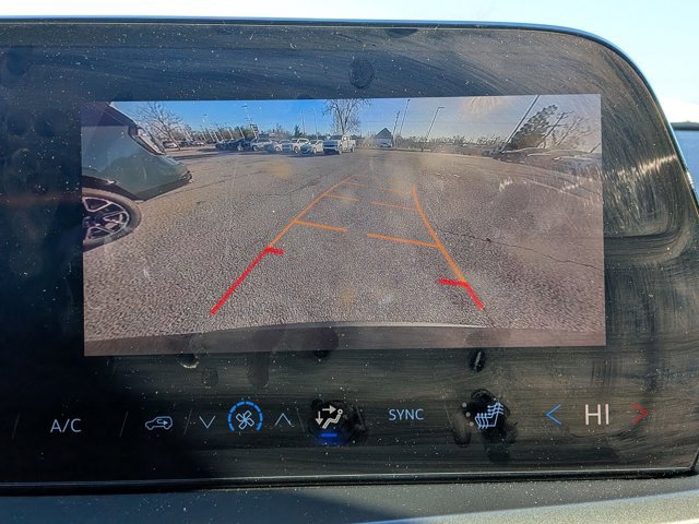 Used 2025 Chevrolet Traverse LT w/ Sun and Wheel Package image 12