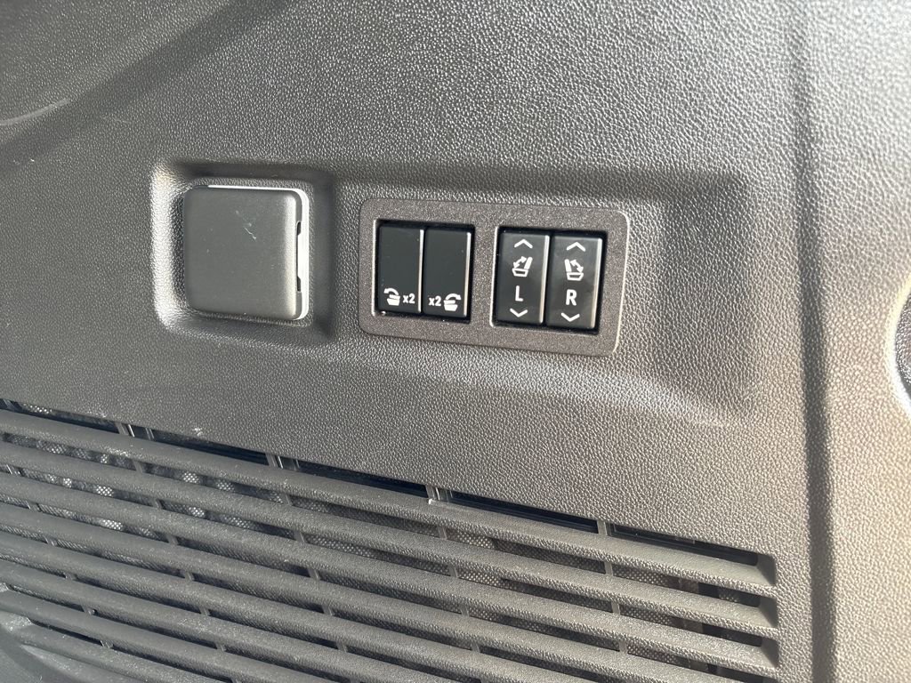 Used 2023 GMC Yukon Denali Ultimate image 38