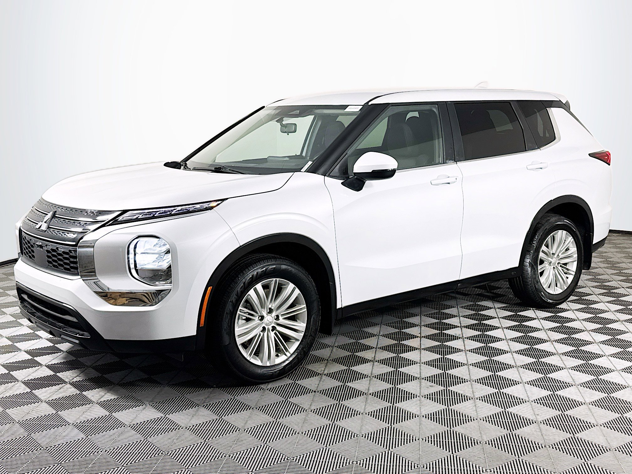 Used 2024 Mitsubishi Outlander ES image 4